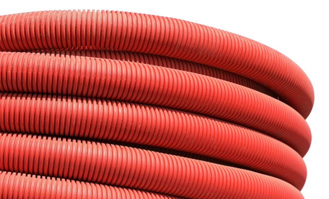 tubos corrugados rojos para cables eléctricos